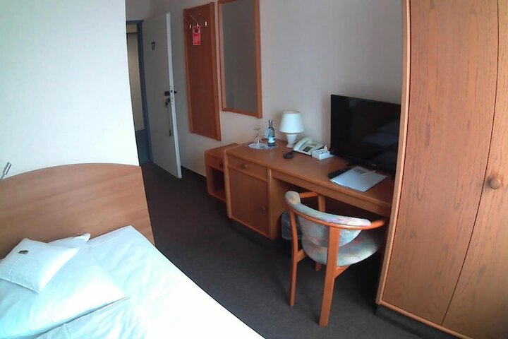 Room 19 of 34
