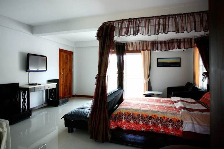 Room 7 of 12