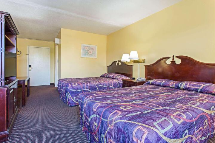 2 Double Beds (21 of 30)