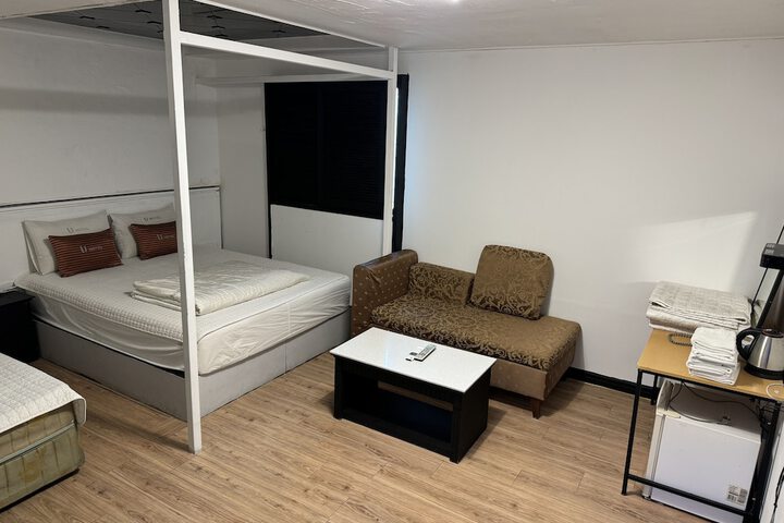 Room 10 of 19