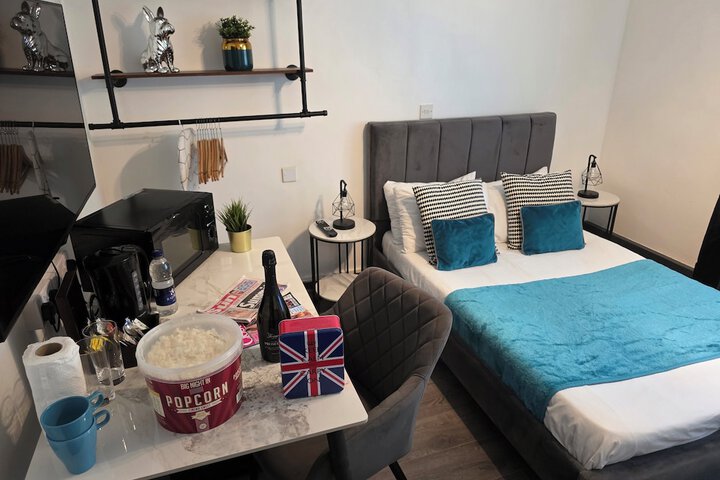 Room 6 of 9
