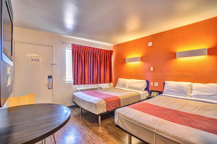 2 Double Beds (9 of 11)