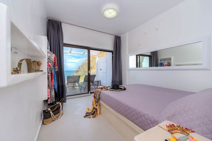 Room 4 of 49