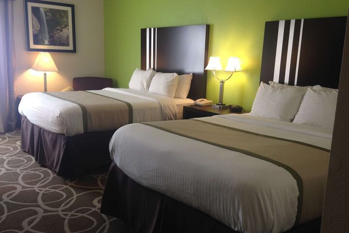 2 Queen Beds Refrigerator Full Breakfast (3 of 5)