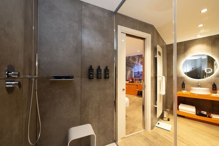 Room 37 of 59