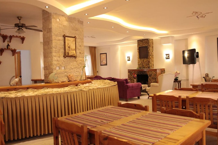 Lounge 20 of 23