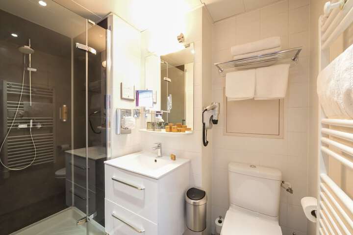 Room 52 of 80