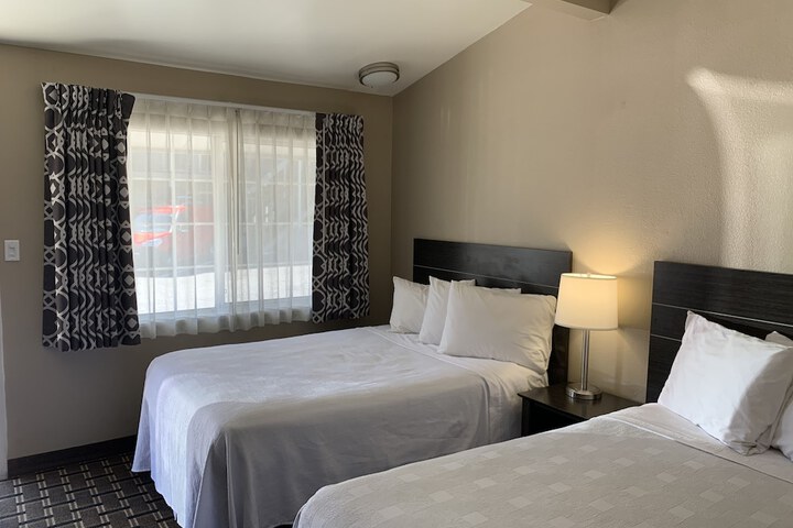 2 Double Beds (14 of 14)
