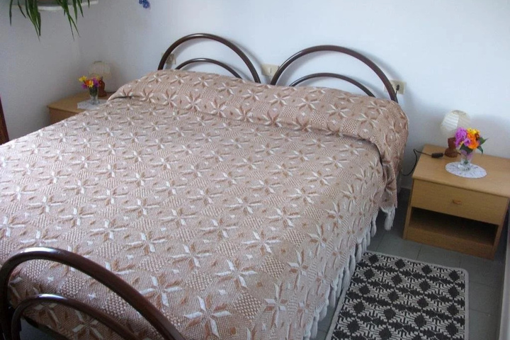 Room 4 of 9