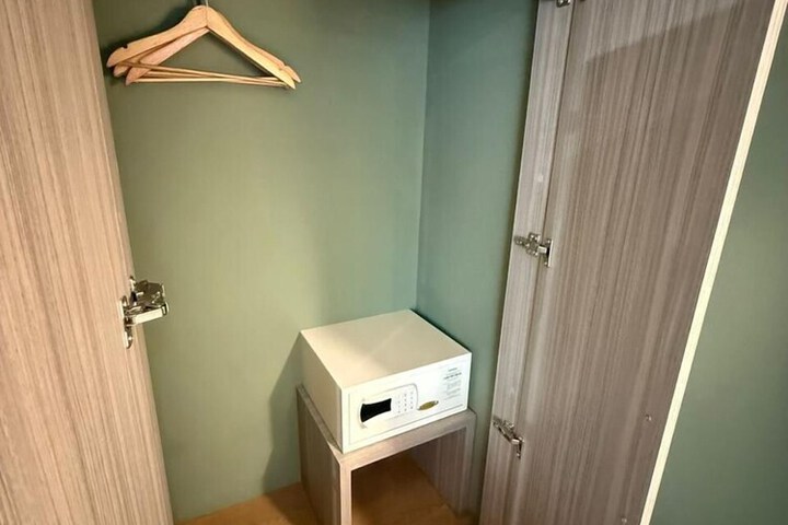 Room 4 of 18