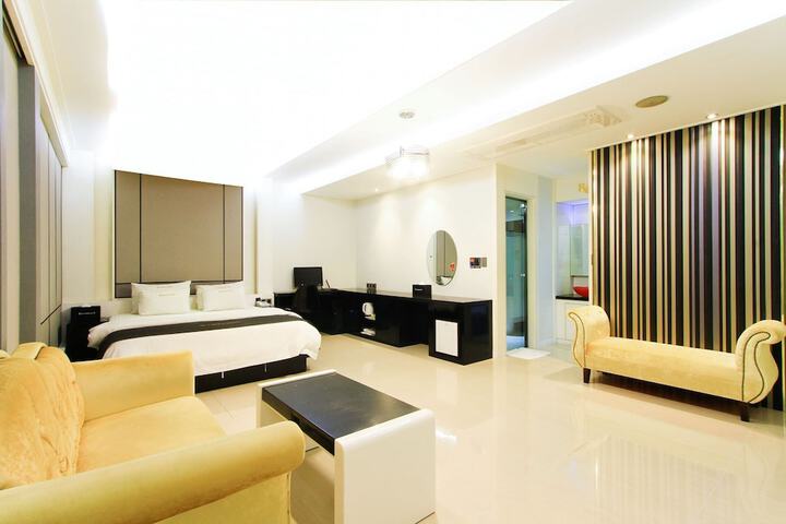 Room 11 of 80