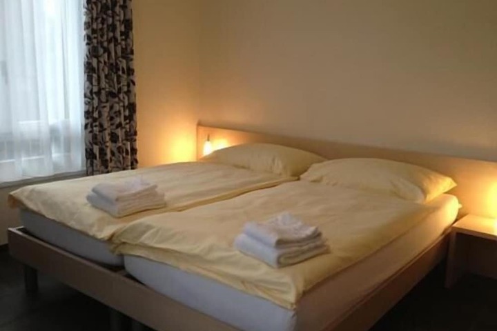 Room 2 of 33