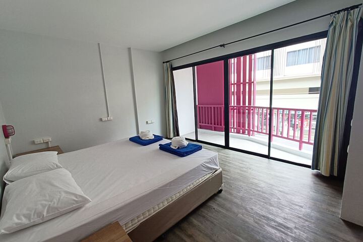 Room 6 of 16
