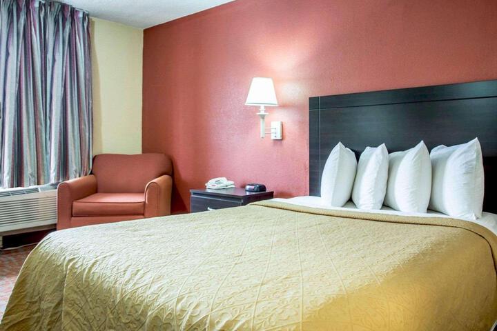 1 Queen Bed (3 of 6)