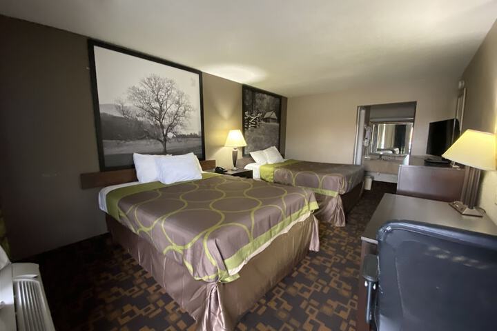 2 Queen Beds (3 of 7)