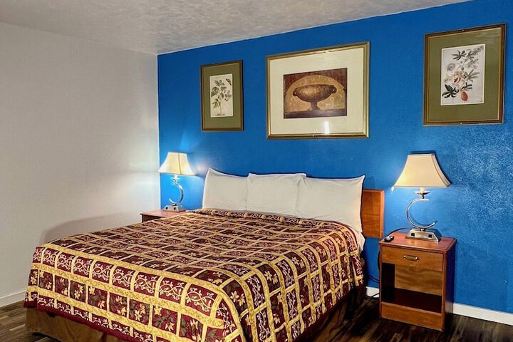 Room 6 of 18
