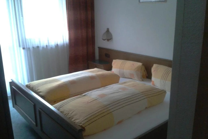 Room 9 of 16