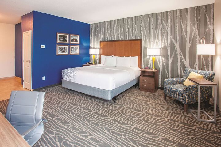 1 King Bed (5 of 10)