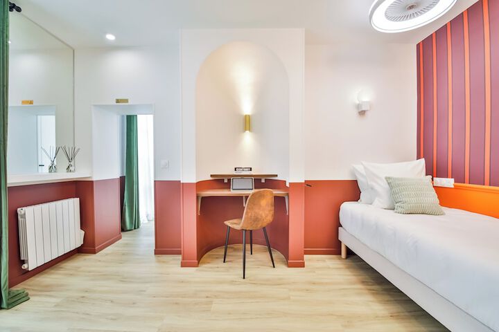 Room 50 of 76