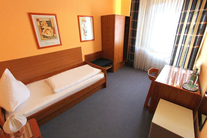 Room 10 of 38