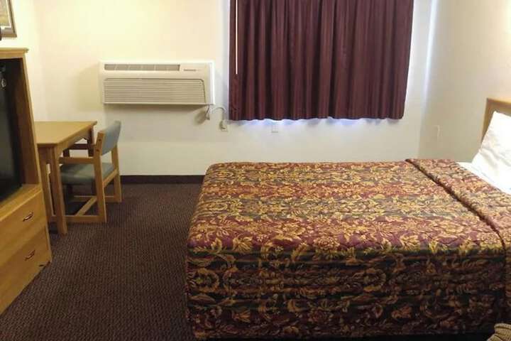 Room 6 of 10