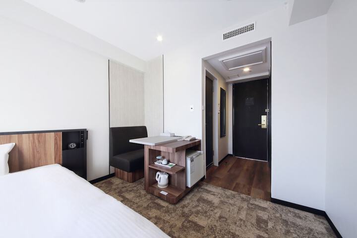 Room 7 of 25