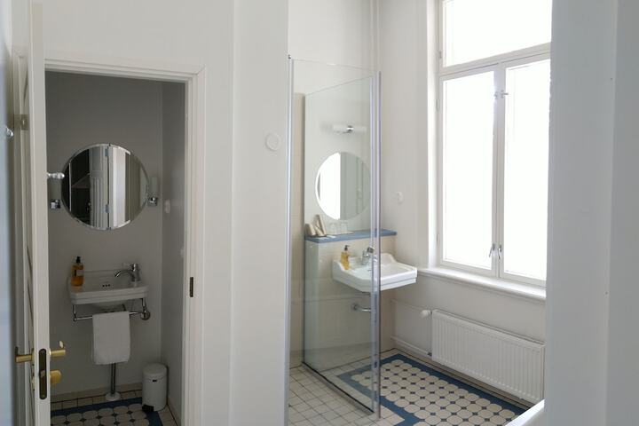 Room 42 of 76