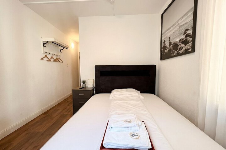 Room 9 of 16