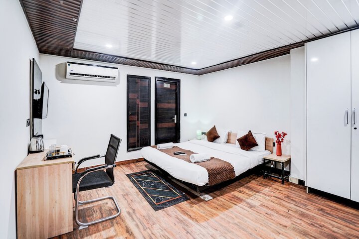 Room 6 of 11