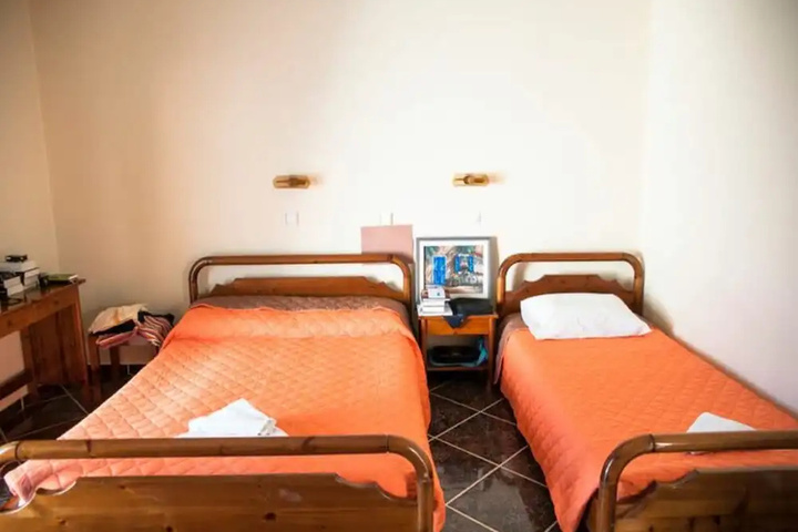 Room 4 of 27