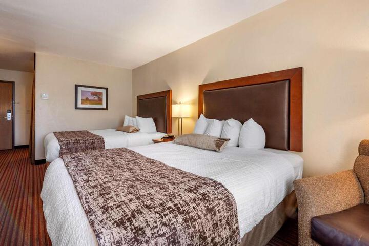 2 Queen Beds Refrigerator, Microwave Full Breakfast (6 of 13)