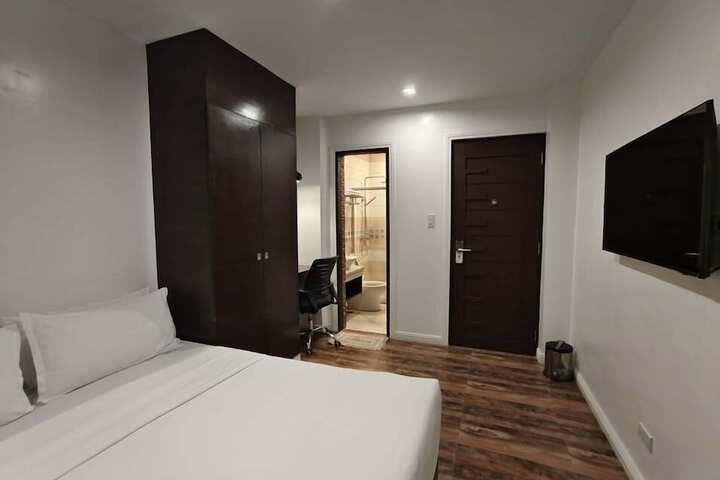 Room 4 of 32