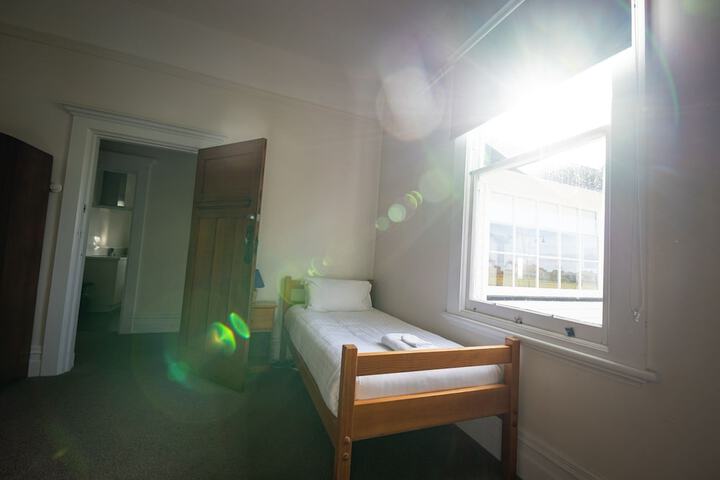 Room 28 of 179