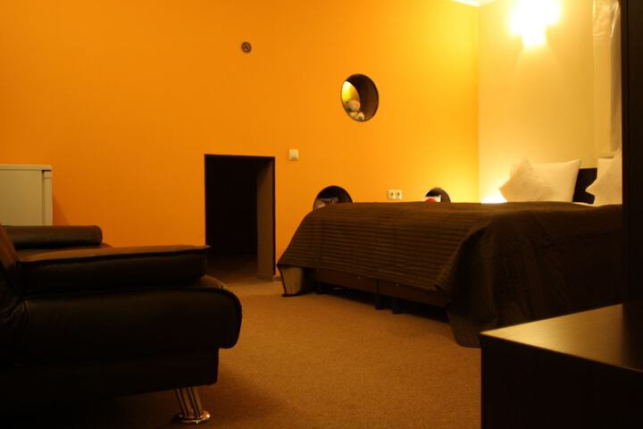 Room 10 of 16