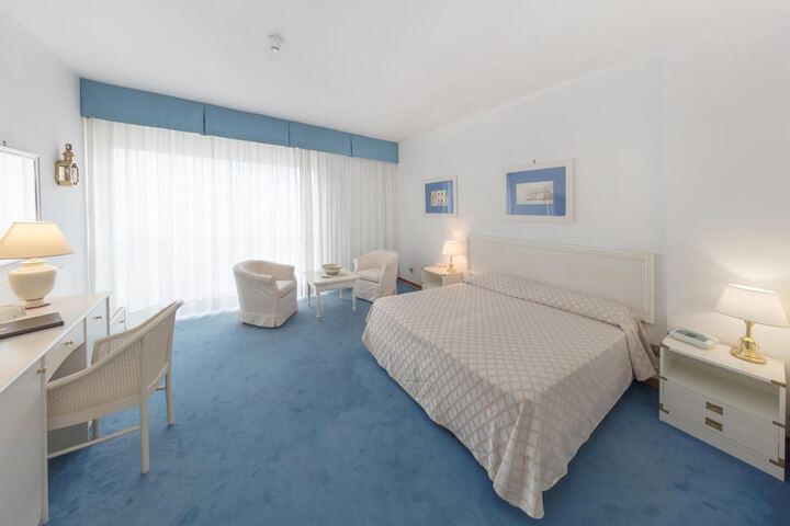 Room 12 of 48