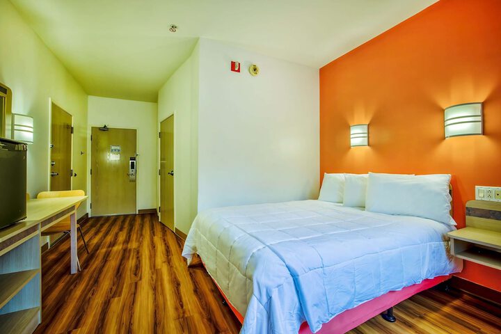 1 Queen Bed (3 of 10)
