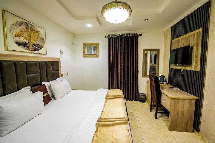 Room 10 of 32
