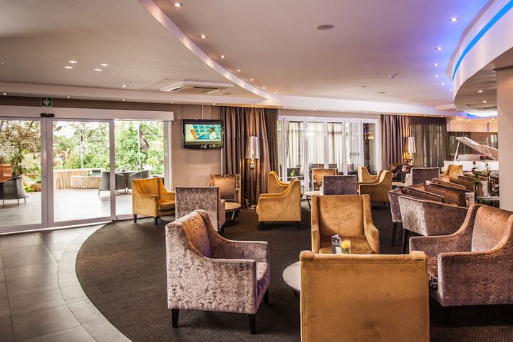 Lounge 66 of 79