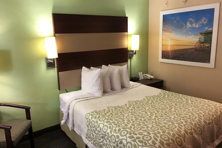 1 Queen Bed (8 of 19)