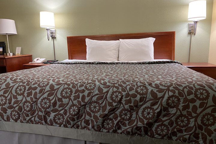 1 King Bed (5 of 7)