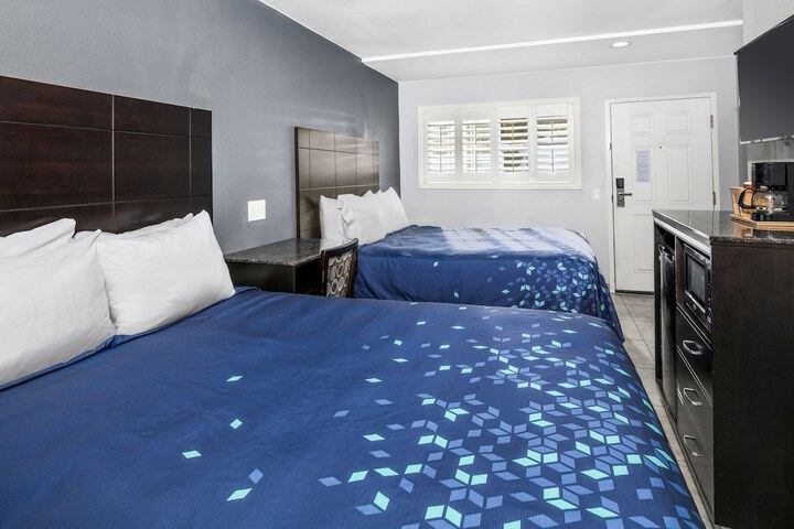 2 Double Beds (3 of 10)