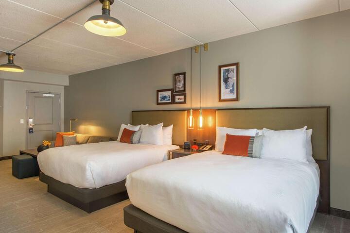 1 Queen Bed Main Building (23 of 29)
