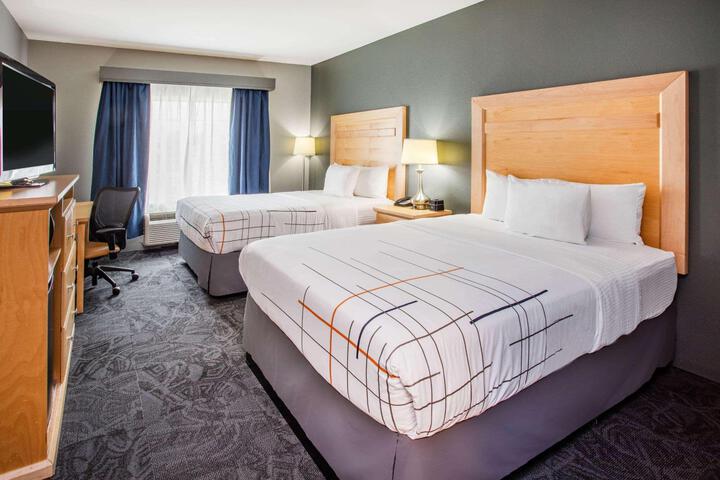 1 Queen Bed (7 of 17)