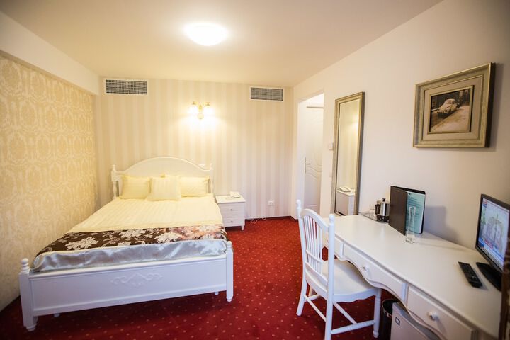 Room 17 of 38