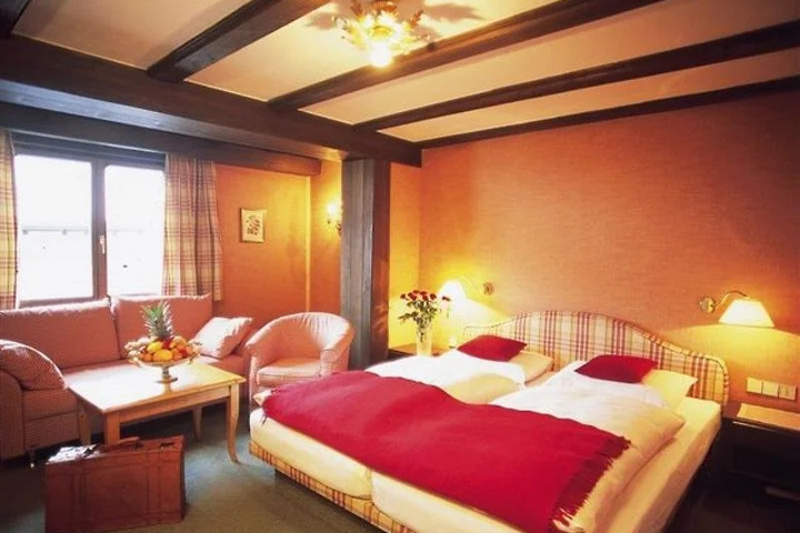 Room 2 of 10