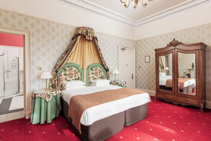 Room 27 of 74