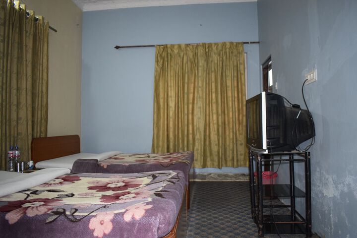 Room 17 of 33