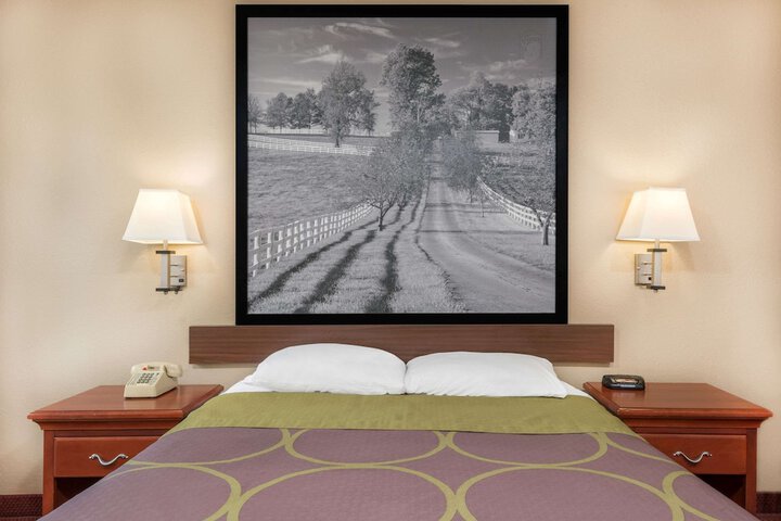 1 Queen Bed (5 of 7)
