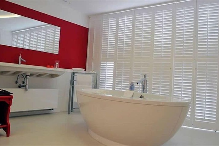 Deep soaking bathtub