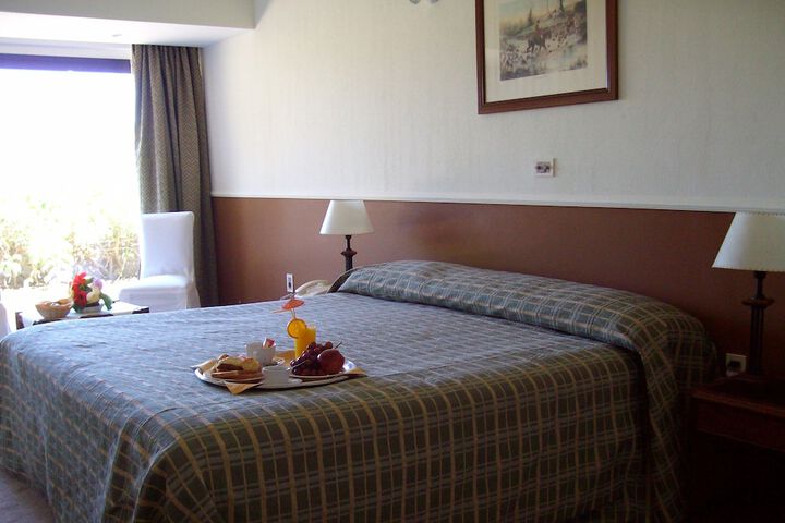 Room 8 of 176